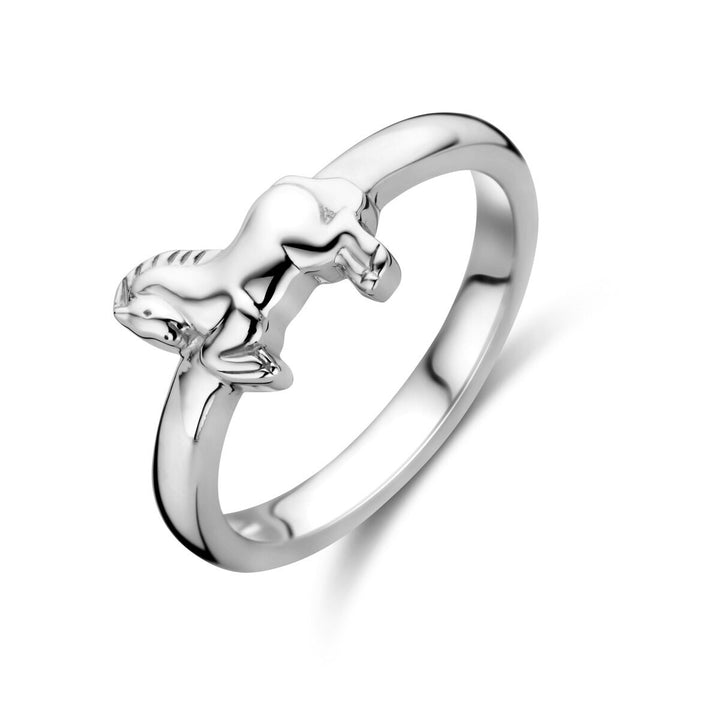 De ring paard zilver gerhodineerd van Van der Kooij Collectie toont een sculptuur van een springend paard als centrale motief, opvallend aanwezig tegen een witte achtergrond.