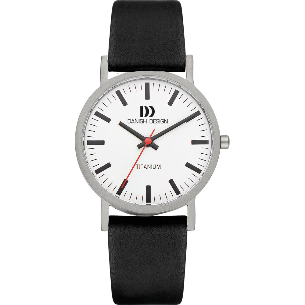 Montre en titane avec cadran blanc, aiguilles noires et bracelet en cuir noir.