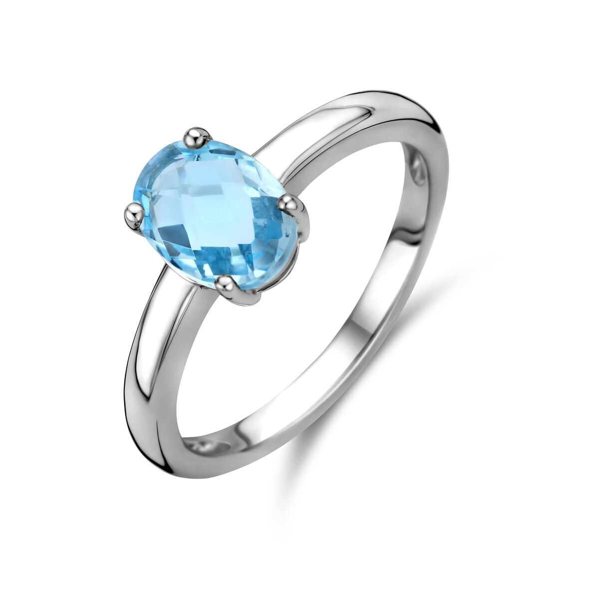 Bague en argent rhodié avec topaze bleue ovale.
