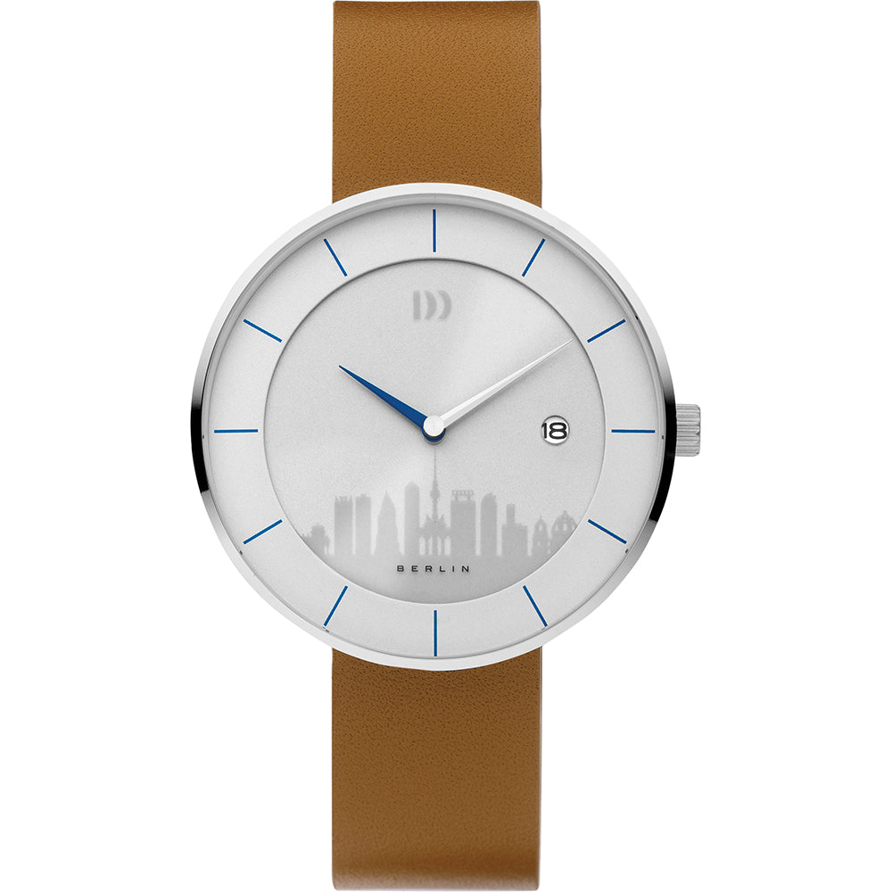 Montre avec un cadran blanc, boîtier argenté, et bracelet en silicone marron, affichant une silhouette de ville.