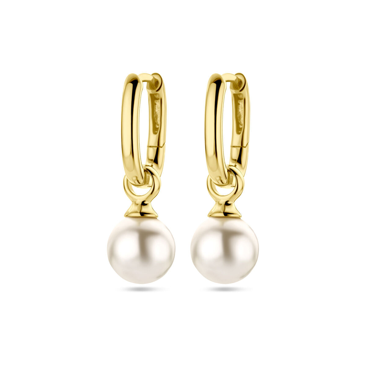 Boucles d'oreilles en argent doré 1 micron avec perles synthétiques blanches.