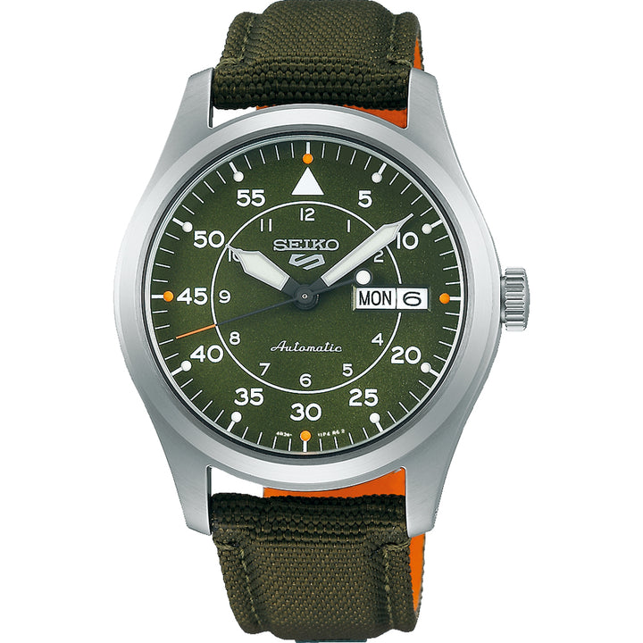 Het Seiko 5 Sports herenhorloge SRPH29K1 heeft een donkergroene wijzerplaat met witte cijfers en markeringen, een dag-datumweergave aan de rechterkant en een olijfgroene stoffen band in een zilveren kast - ideaal voor wie op zoek is naar een klassiek horloge.