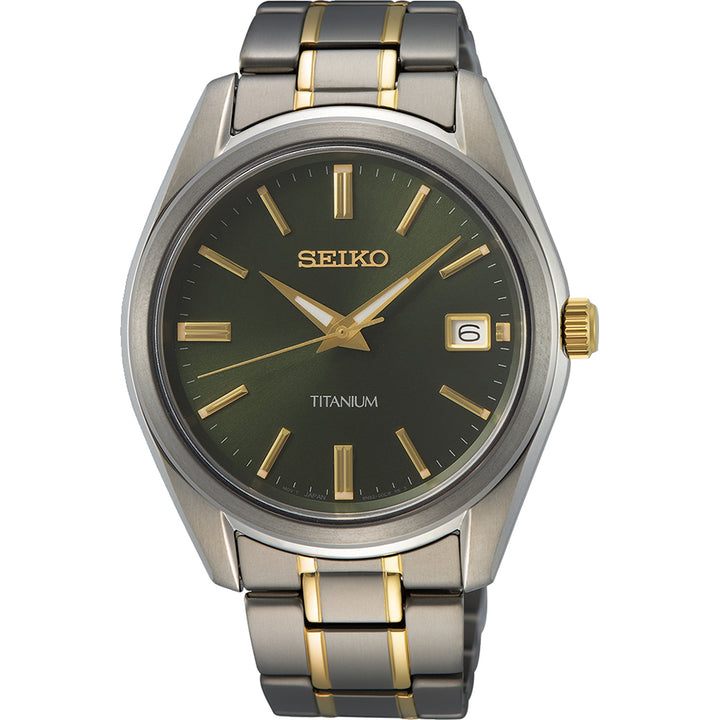 Het Seiko heren horloge SUR377P1 heeft een kast en band van titanium met goudkleurige accenten, saffierglas bescherming, een donkergroene wijzerplaat met gouden uurmarkeringen en wijzers, plus een datumaanduiding op 3 uur.