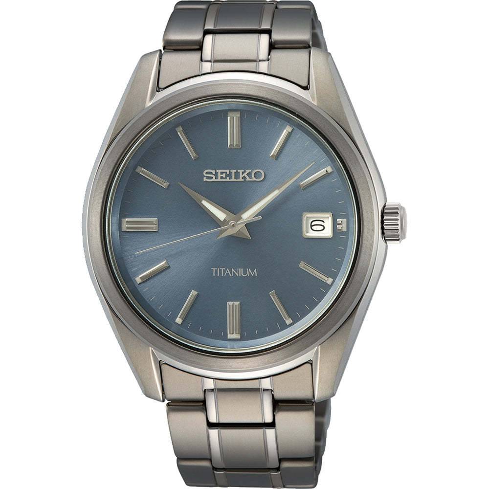 Montre pour homme Seiko avec boîtier en titane, cadran bleu et bracelet en acier.