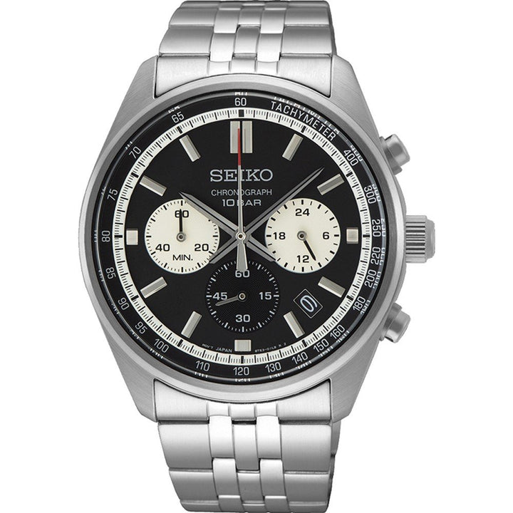 Het Seiko herenhorloge SSB429P1, met een roestvrijstalen kast, heeft een zwarte wijzerplaat met drie subwijzerplaten, witte uurmarkeringen, zilveren wijzers, een tachymeterschaal op de lunette en een datumvenster op vier uur.