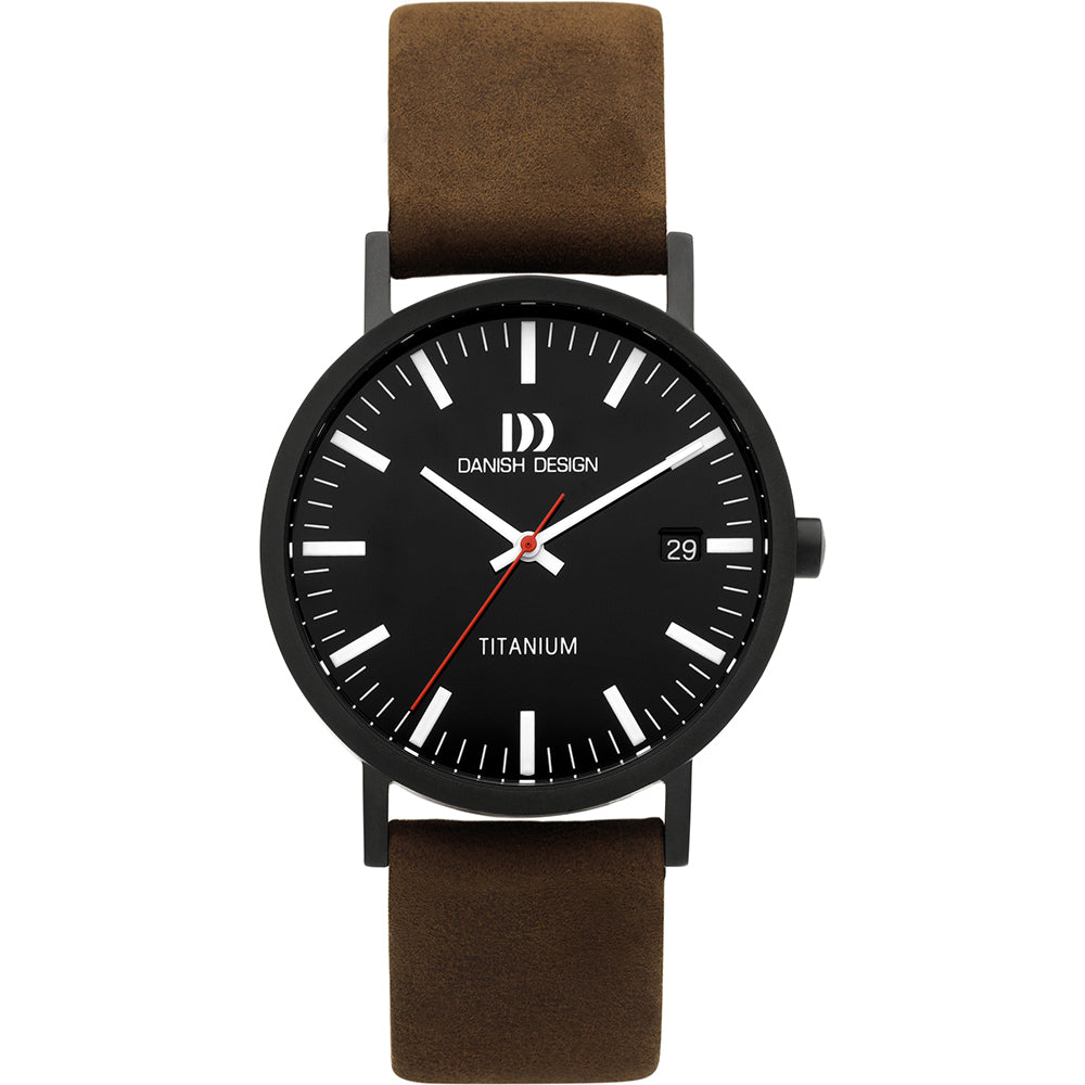 Montre en titane avec cadran noir, aiguilles blanches et bracelet en cuir marron.