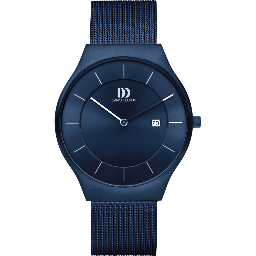 Montre bleue avec un cadran minimaliste, bracelet en maille métallique et dateur.