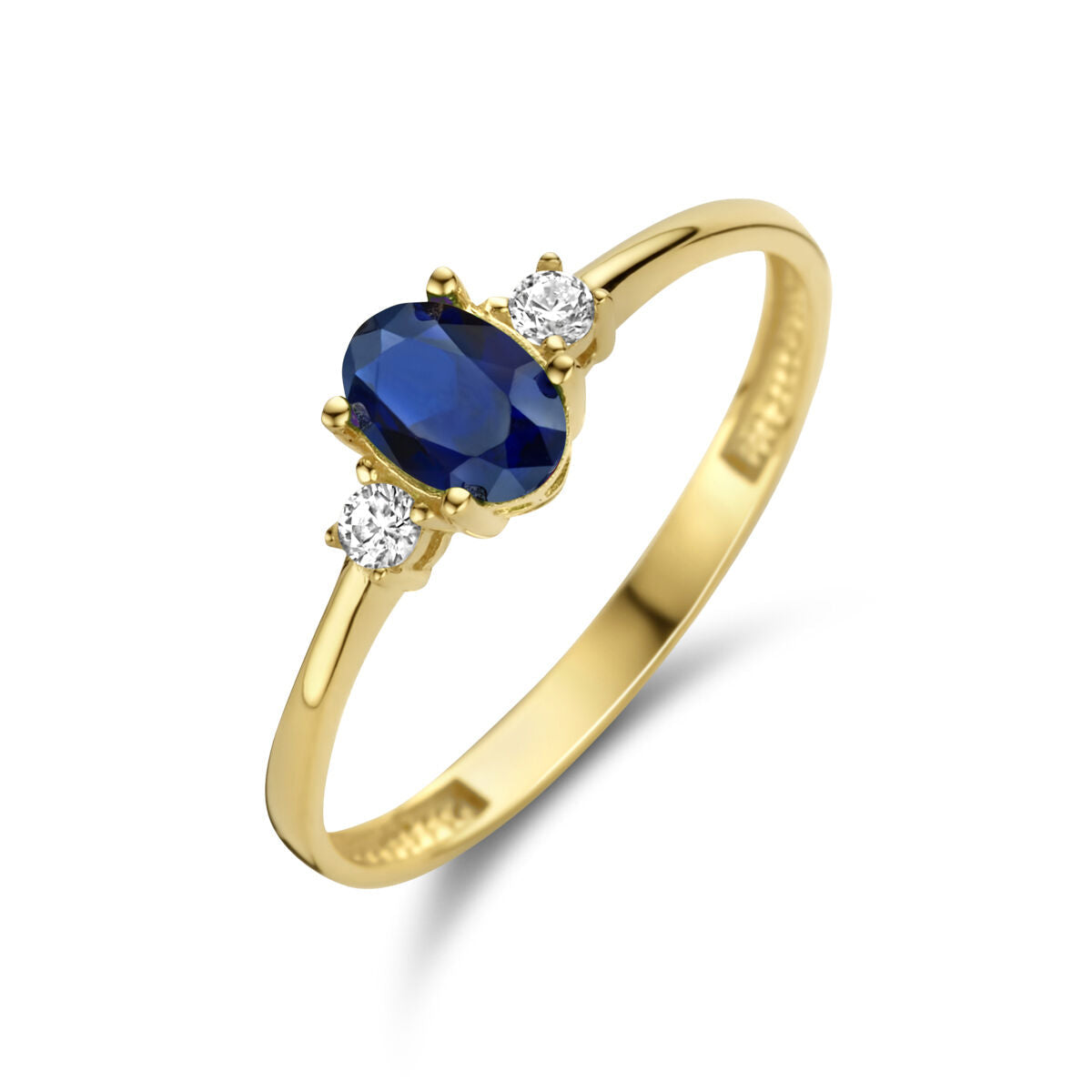 Bague en or jaune 14K avec un saphir synthétique ovale et deux zirconias.