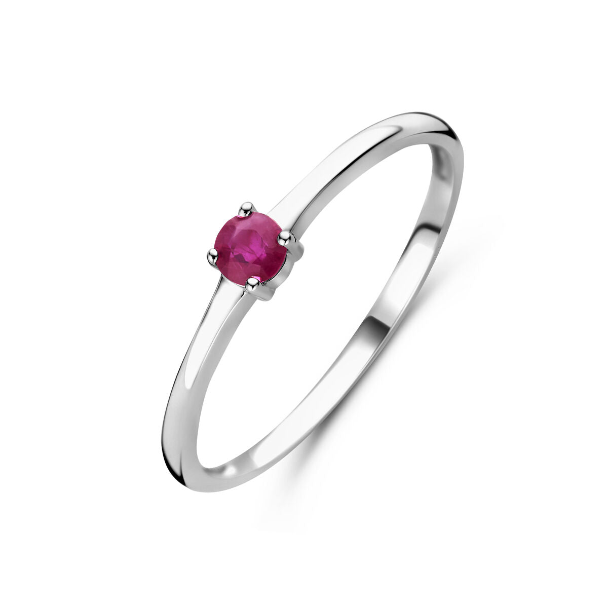 Bague en argent rhodié avec une pierre de naissance rubis rouge.