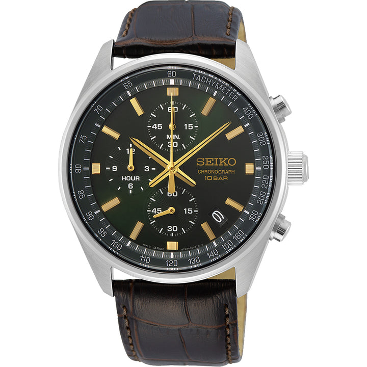 Het Seiko herenhorloge SSB385P1 heeft een opvallende groene wijzerplaat met gouden markeringen en wijzers. Deze chronograaf heeft drie subdials, een datumvenster en een strakke roestvrijstalen kast, afgewerkt met een donkerbruine lederen band.