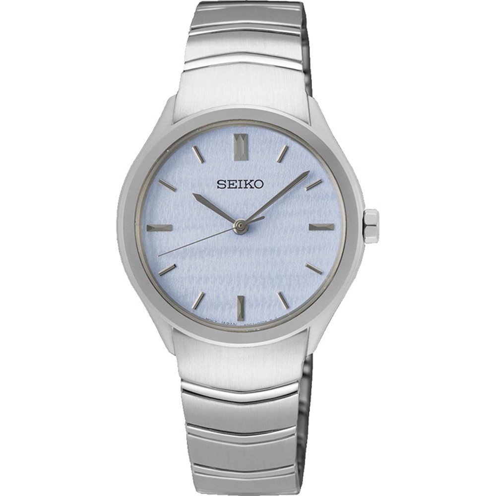 Montre femme Seiko avec boîtier argenté, cadran bleu clair et bracelet en acier inoxydable.