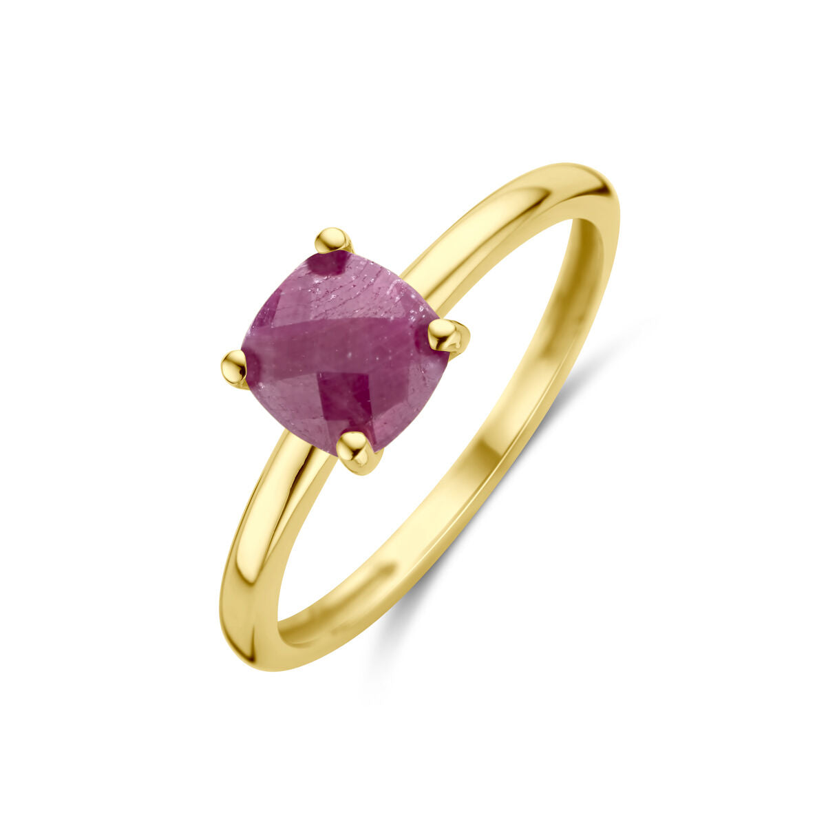 Bague en or jaune 14K avec un rubis taillé en forme de coussin.