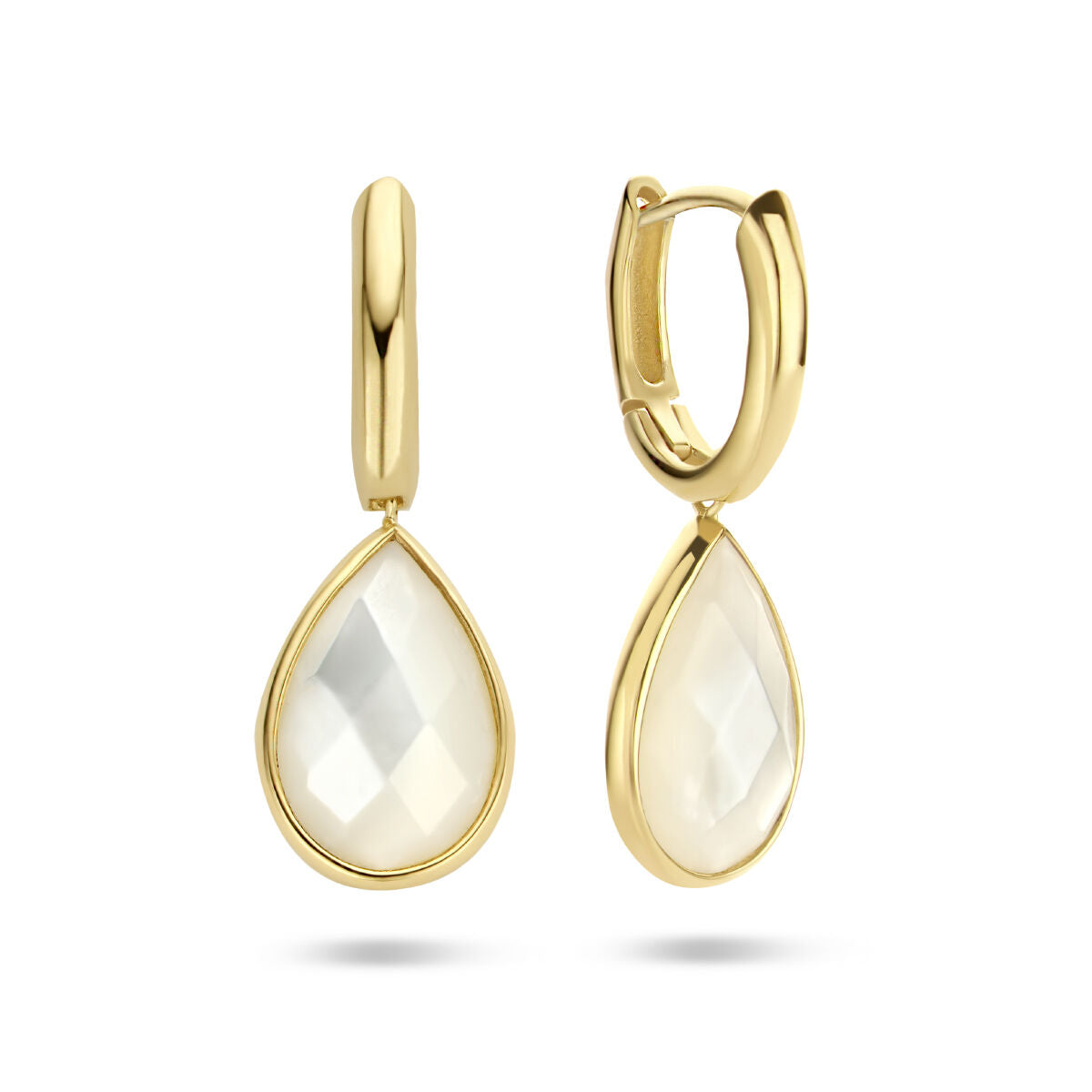 Boucles d'oreilles en or jaune 14K avec pendentifs en nacre en forme de goutte.