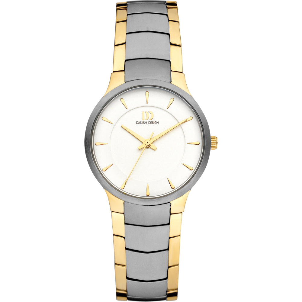 Montre avec un boîtier argenté et un bracelet doré, cadran blanc et aiguilles dorées.