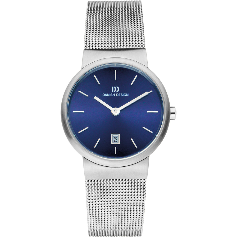 Montre avec un cadran bleu, boîtier en acier inoxydable et bracelet en maille.