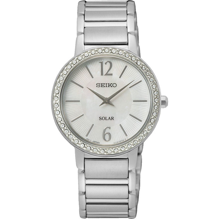 Het Seiko dameshorloge SUP467P1 is een zilveren horloge met een op zonne-energie werkende ronde wijzerplaat en metalen band. Het heeft een met kristallen bezette lunette, parelmoeren wijzerplaat met zilveren uurmarkeringen en wijzers en grotere cijfers op 12 en 6 uur.