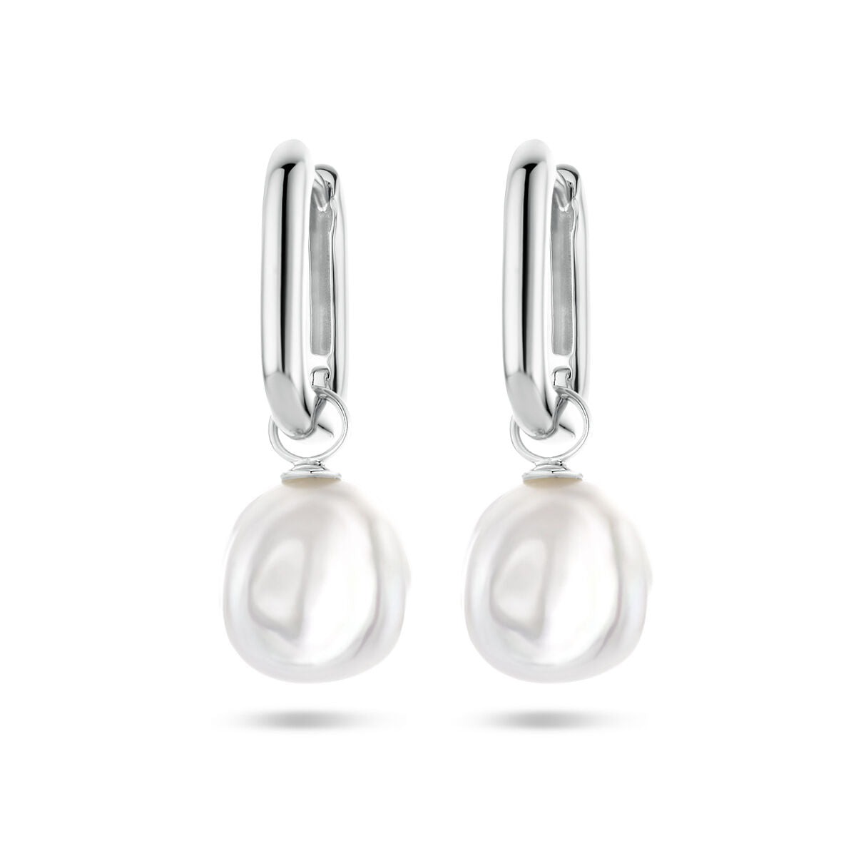 Boucles d'oreilles en argent rhodié avec perles baroques suspendues.
