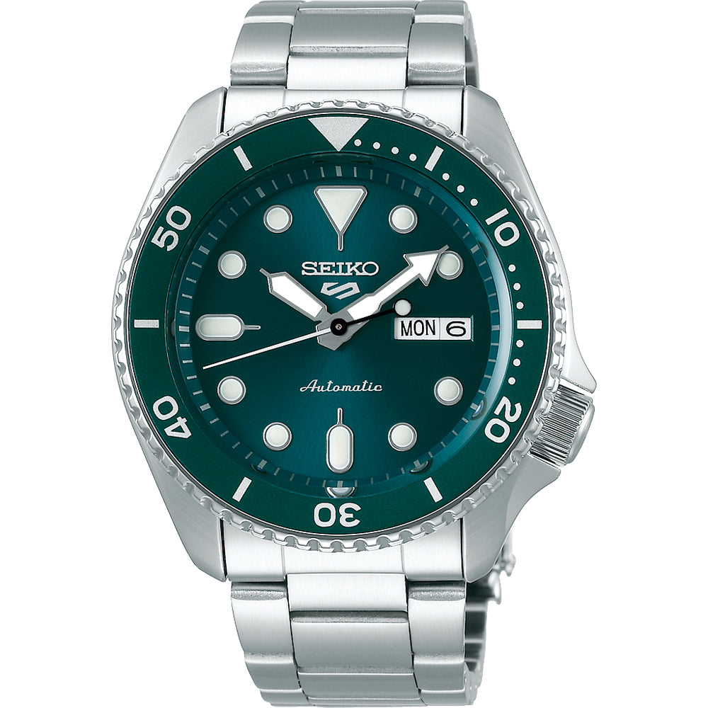 Montre Seiko 5 Sports pour homme avec cadran vert, boîtier en acier inoxydable et bracelet en métal.