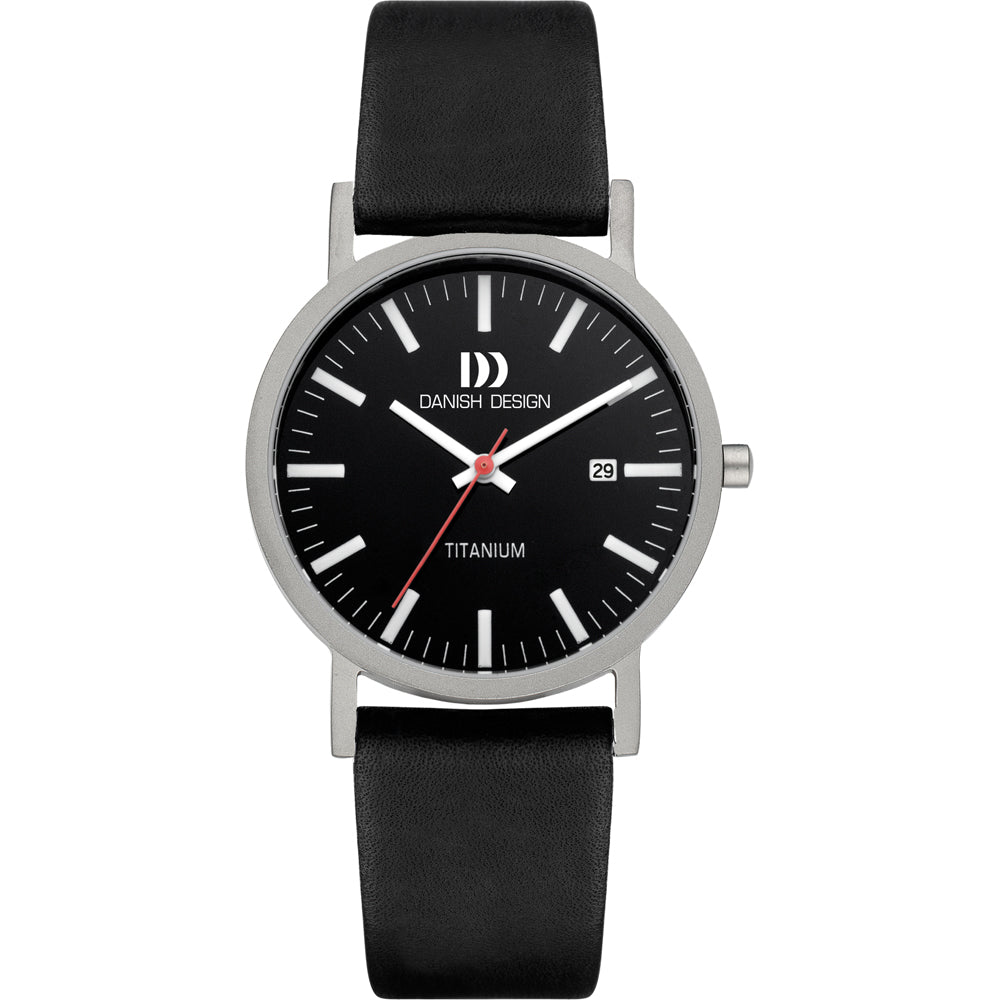 Montre en titane avec cadran noir, bracelet en cuir noir et aiguilles argentées.