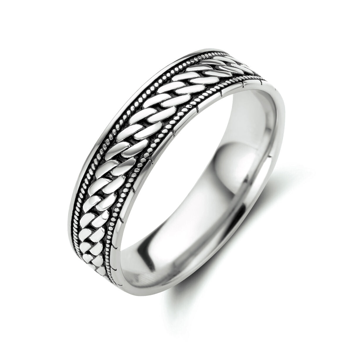 Bague en argent oxydé avec motif tressé sur les bords.