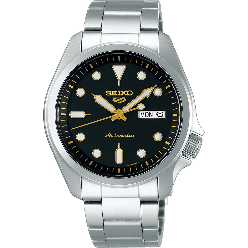 Montre Seiko 5 Sports pour homme avec boîtier argenté, cadran noir et bracelet en acier inoxydable.