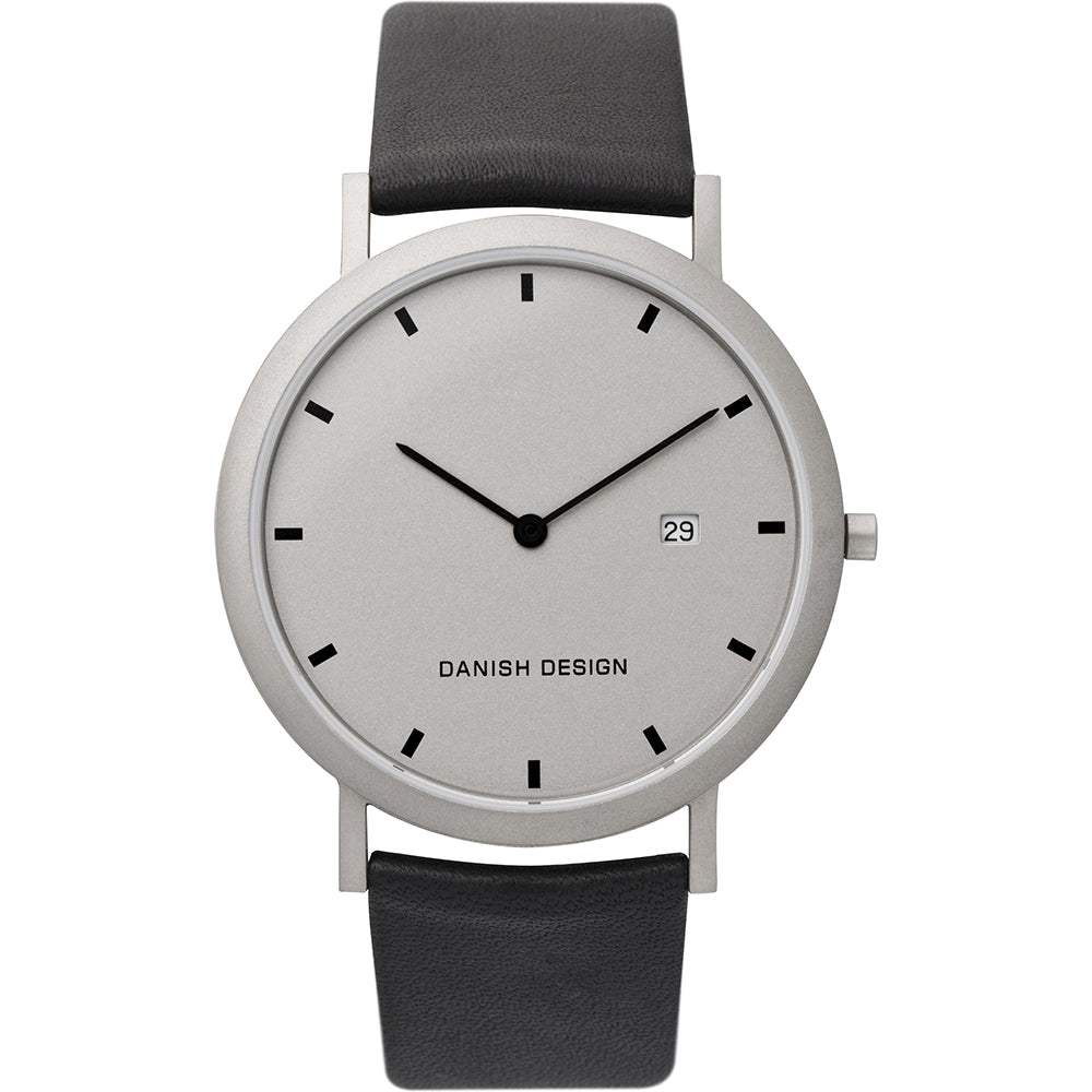 Montre argentée avec cadran minimaliste, bracelet en cuir noir et dateur.