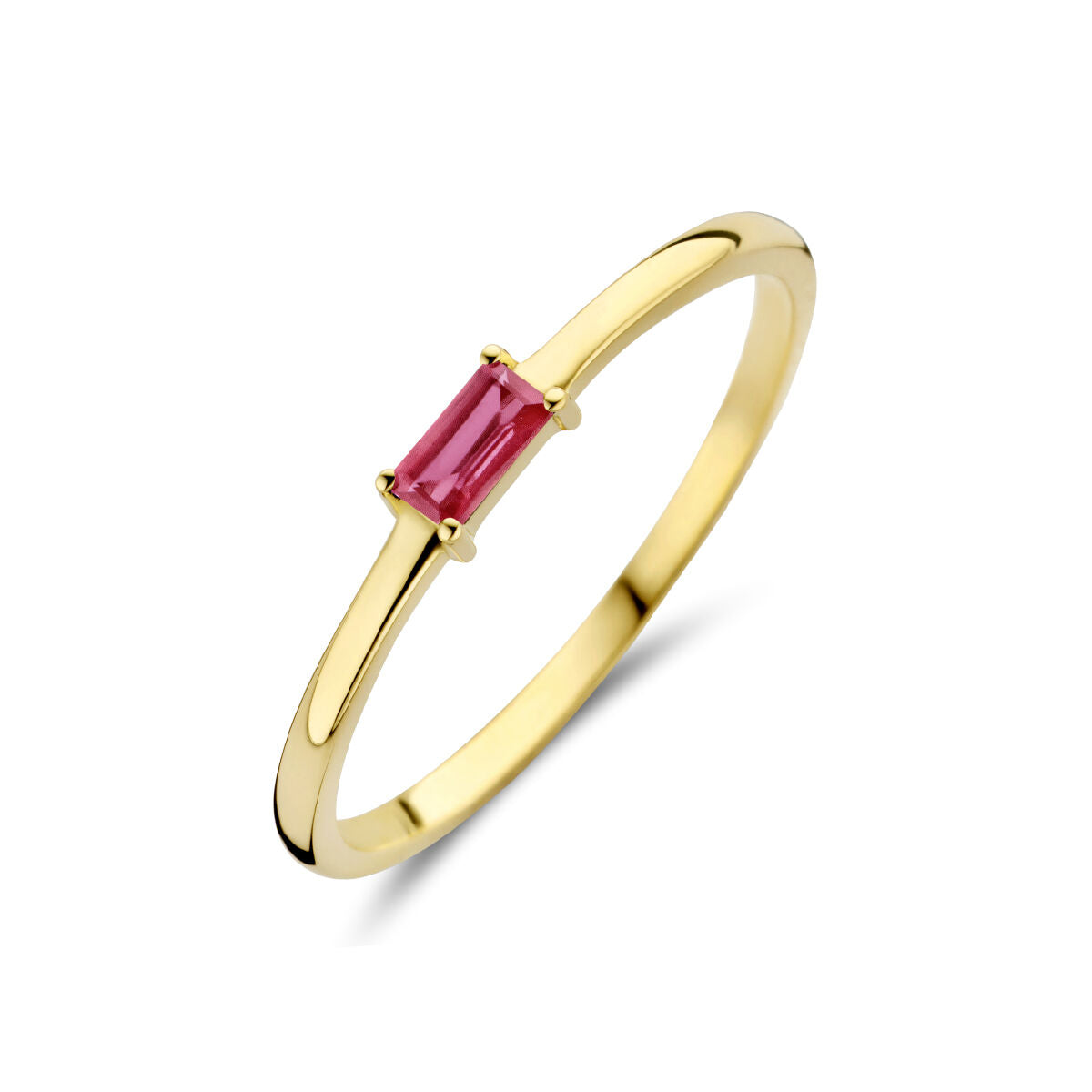 Bague en or jaune 14K avec une pierre de naissance rubis rectangulaire.