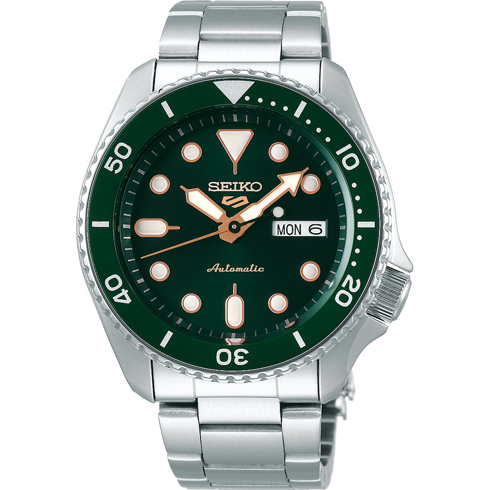 Montre Seiko 5 Sports pour homme avec cadran vert, boîtier en acier inoxydable et bracelet métallique.