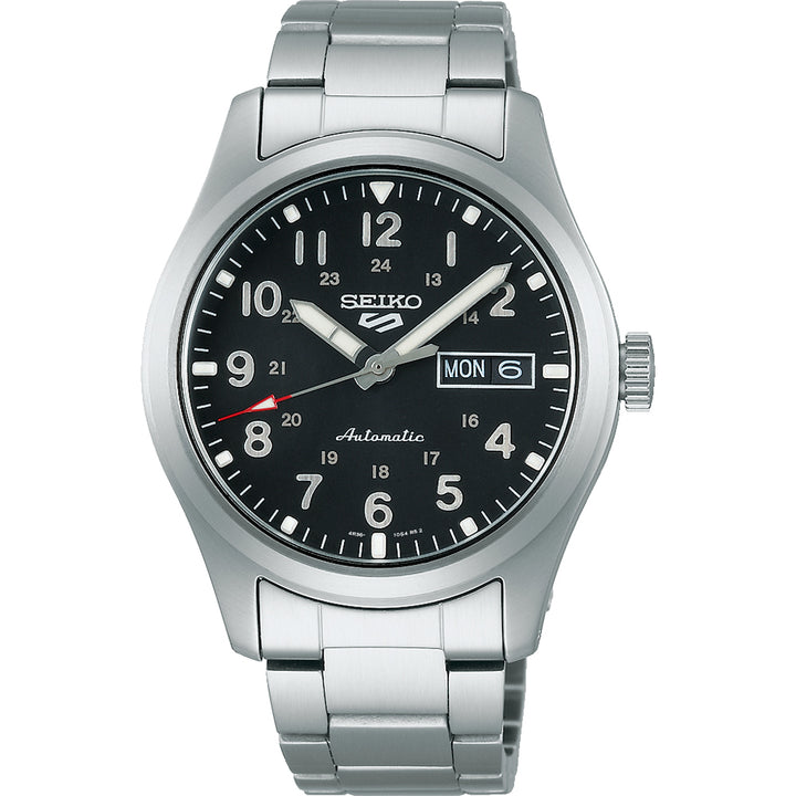 Het Seiko 5 Sports herenhorloge SRPG27K1 van Seiko heeft een automatisch mechanisme, een zilveren metalen band en een zwarte wijzerplaat. Het geeft zowel 12-uurs- als 24-uursformaten weer met lichtgevende wijzers, een secondewijzer met rode punt en een datumvenster.