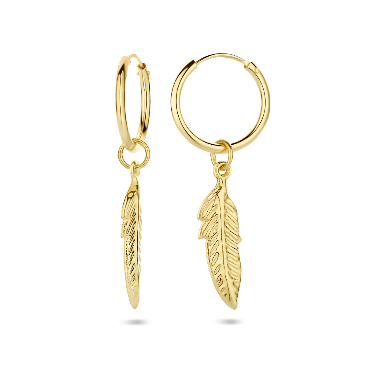 Boucles d'oreilles en or jaune 14K avec pendentif en forme de plume.