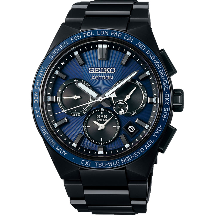 Het Seiko Astron heren horloge SSH121J1 uit de Astron-collectie is voorzien van een zwarte metalen band, donkerblauwe wijzerplaat, saffierglas, meerdere subwijzerplaten, een datumaanduiding en is elegant omlijst door een tijdzone-lunette.