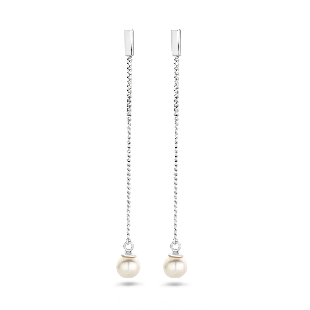 Oorhangers parel zilver gehodineerd van Van der Kooij Collectie, elk met een zoetwaterparel aan het uiteinde, schitterend gebruikt op een witte achtergrond. Tijdloos ontwerp.