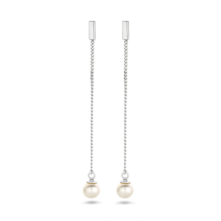 Oorhangers parel zilver gehodineerd van Van der Kooij Collectie, elk met een zoetwaterparel aan het uiteinde, schitterend gebruikt op een witte achtergrond. Tijdloos ontwerp.