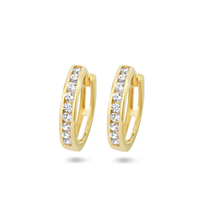 Een paar klapoorringen met zirkonia 14K geelgoud van Van der Kooij Collectie, met aan de voorkant een rij sprankelende witte zirkonia's, afgebeeld tegen een witte achtergrond.
