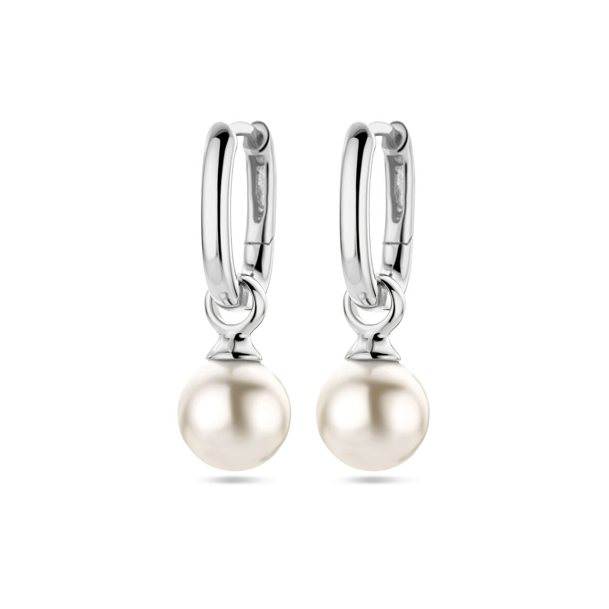Boucles d'oreilles en argent rhodié avec perles synthétiques blanches.