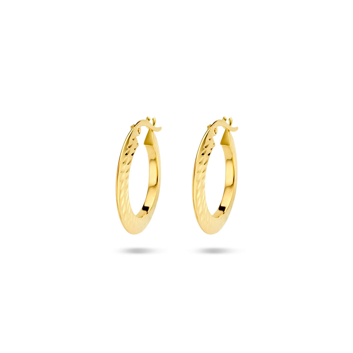 Boucles d'oreilles en or jaune 14K avec une forme tubulaire et une finition striée.