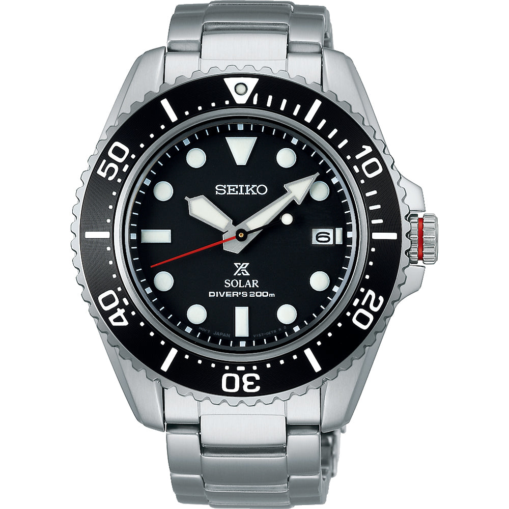 Ontdek de Seiko Prospex herenhorloge SNE589P1, een stijlvol duikhorloge met een zwarte draaibare lunette, zwarte wijzerplaat met witte uurmarkeringen, Solar Divers 200m tekst, Solar uurwerk en rode kroonaccenten. Het is gezet op een duurzame roestvrijstalen band.