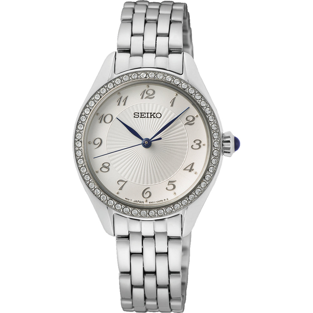Montre femme Seiko avec boîtier argenté, cadran argenté et bracelet en acier, ornée de cristaux.