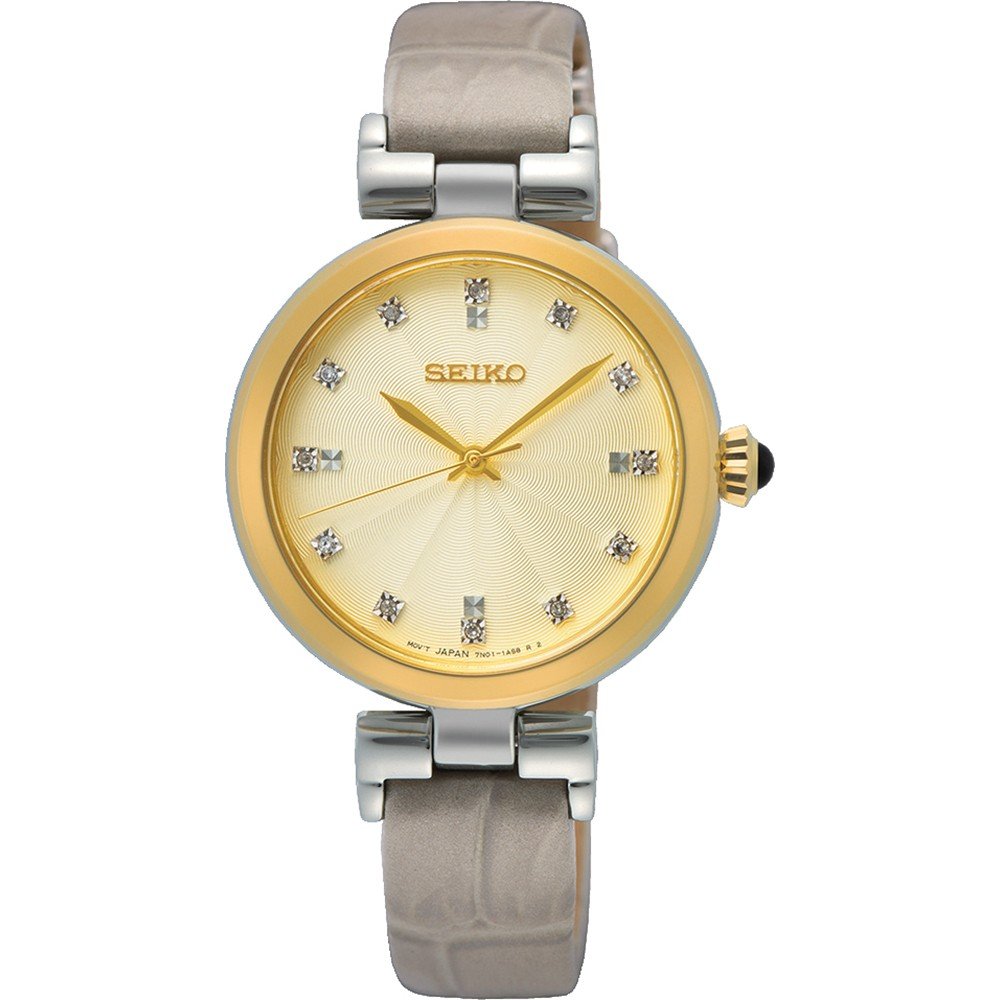 Het Seiko SRZ546P1 dameshorloge heeft een stijlvol design met een beige leren band en een goudkleurige ronde wijzerplaat. Het heeft een sunburst patroon, diamantachtige indexen, zilveren wijzers en de merknaam bovenaan in het midden, wat tijdloze elegantie uitstraalt.