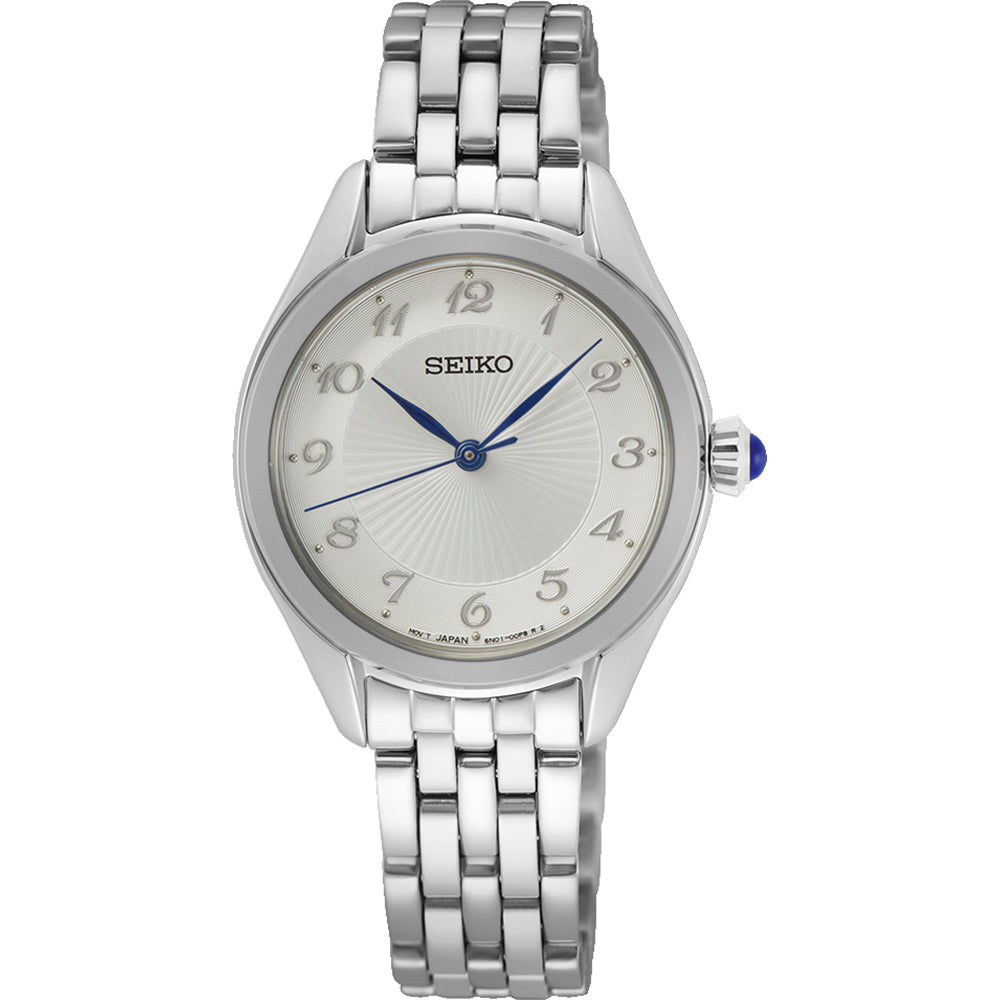 Montre femme Seiko avec bracelet en acier inoxydable, cadran argenté et aiguilles bleues.