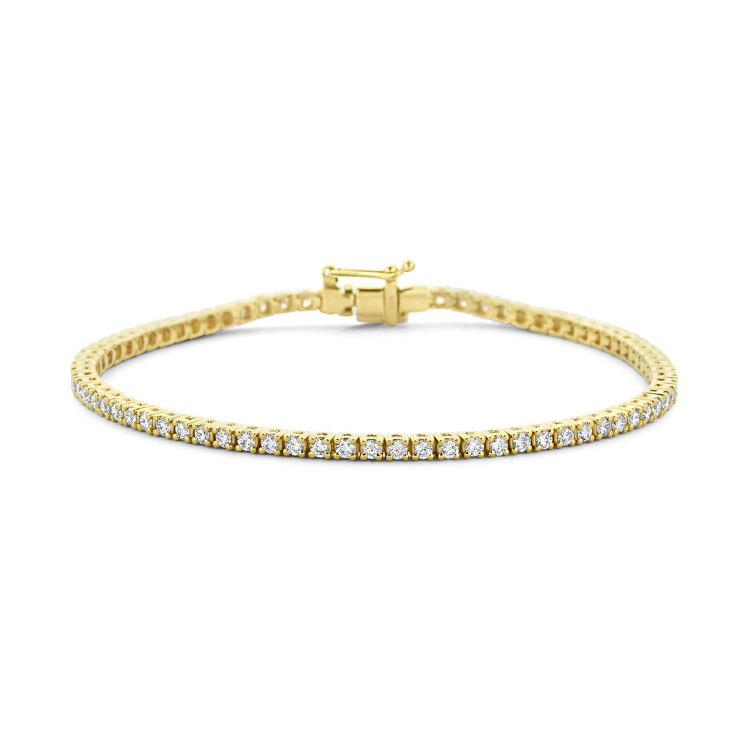 De Van der Kooij Collectie tennisarmband diamant 2.00ct H SI, 2,3 mm breed en 17,5 cm lang in 14K geelgoud is afgewerkt met een box clasp sluiting en gezet met een enkele rij ronde diamanten.
