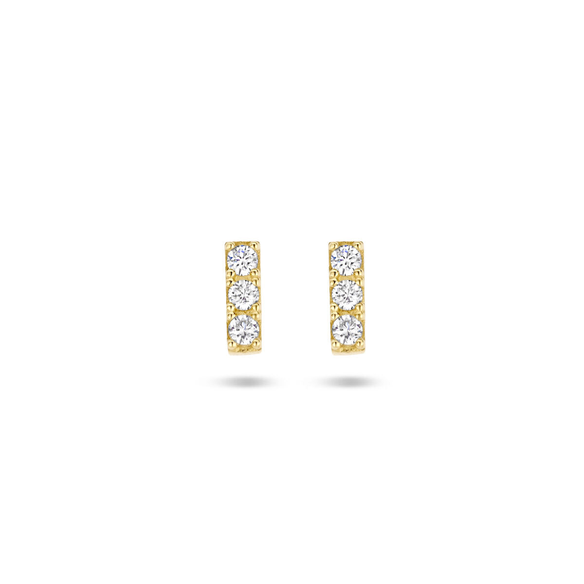 Boucles d'oreilles en or jaune 14K avec trois zircons brillants.