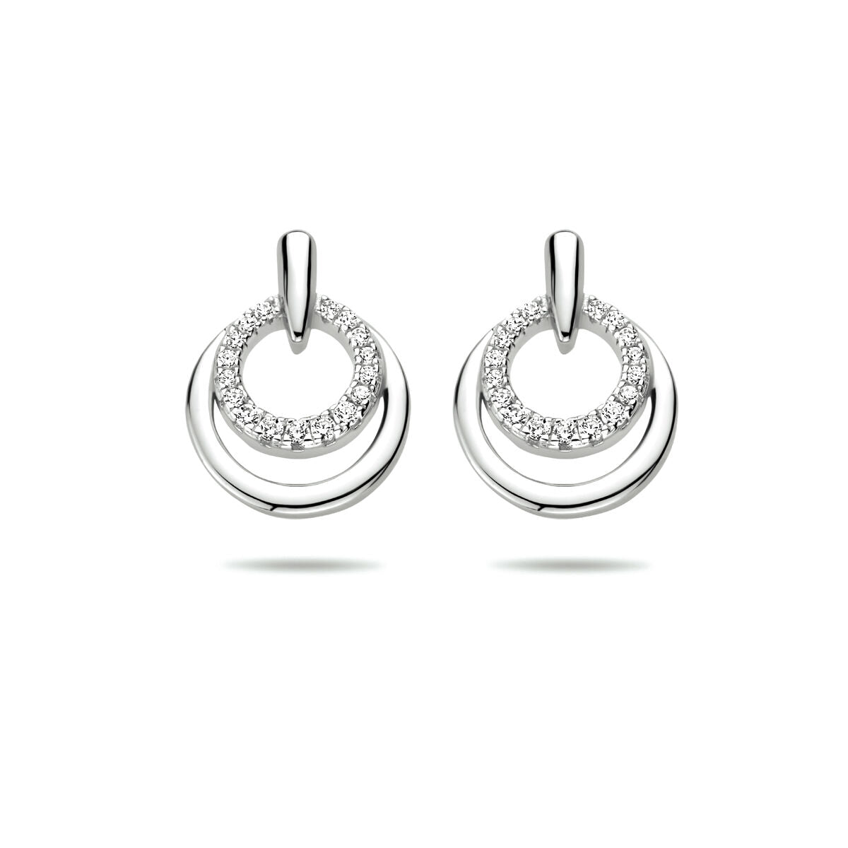 Boucles d'oreilles en argent rhodié avec zircones, en forme de cercles entrelacés.