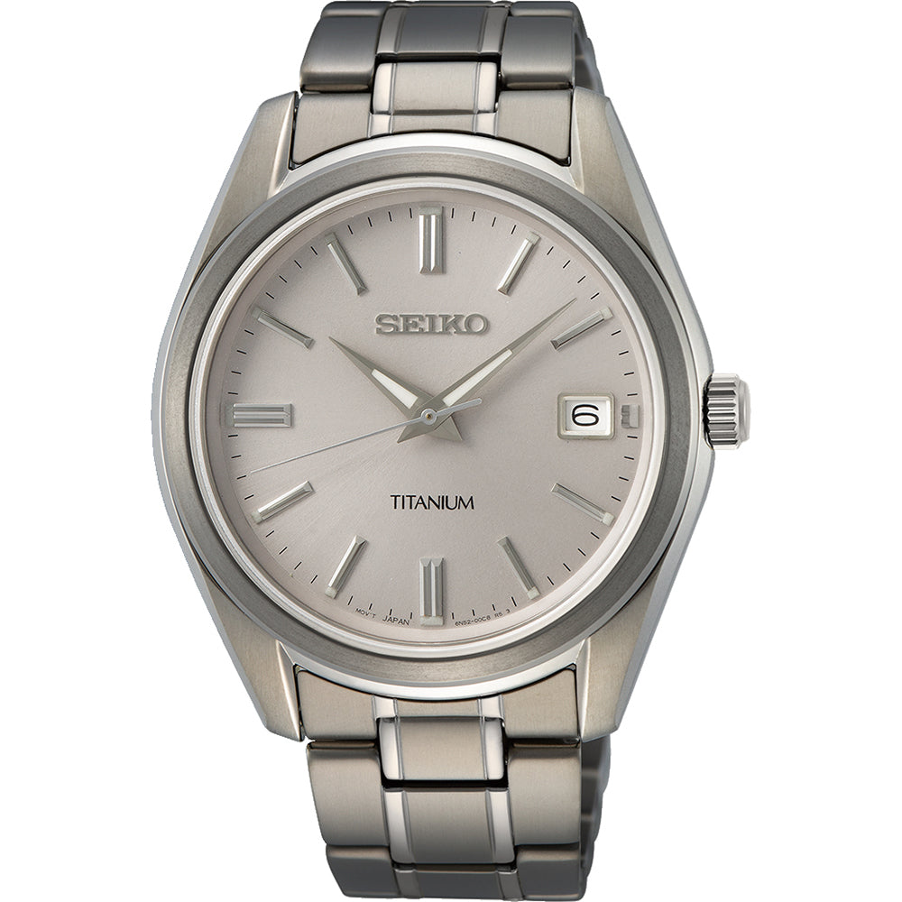 Montre pour homme Seiko en titane avec un cadran argenté et un bracelet à maillons.