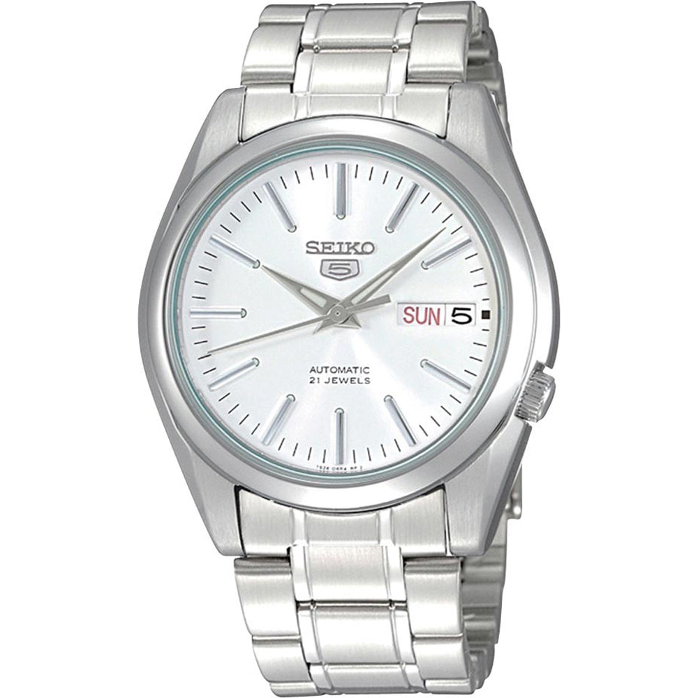 Montre pour homme Seiko avec boîtier en acier inoxydable, cadran argenté et bracelet métallique.