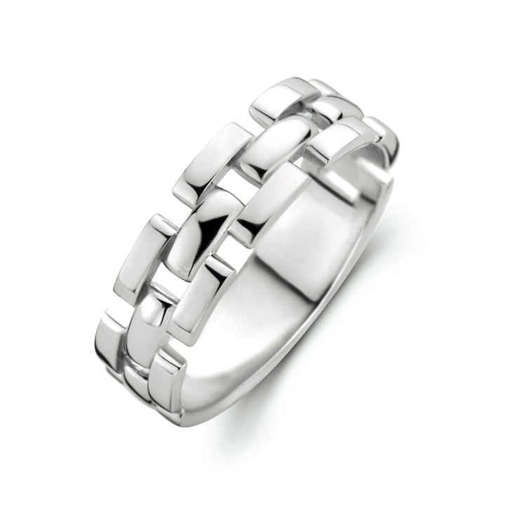 De ring schakel zilver gerhodineerd van de Van der Kooij Collectie met uniek in elkaar grijpend motief en moderne look, weergegeven onder een hoek op een witte achtergrond.