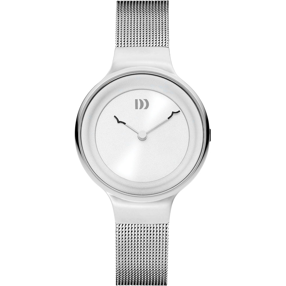 Montre argentée avec un cadran blanc et un bracelet en maille.