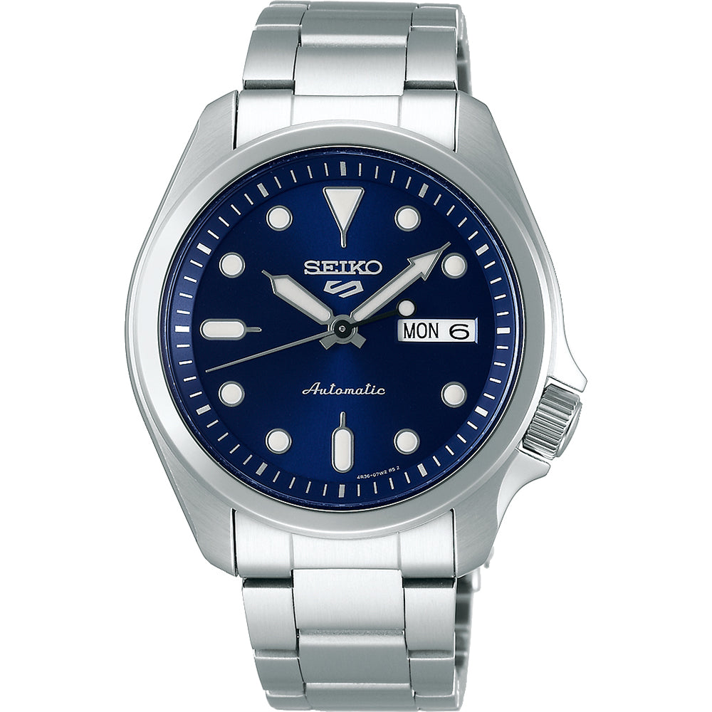 Montre Seiko 5 Sports pour homme avec boîtier en acier inoxydable, cadran bleu et bracelet métallique.