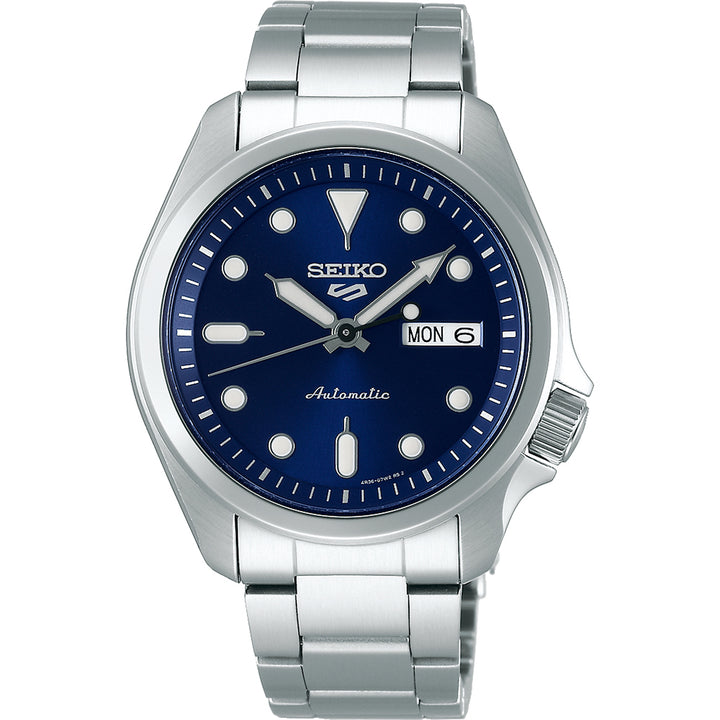 Het Seiko 5 Sports herenhorloge SRPE53K1 is een opvallend exemplaar uit de collectie. Het horloge heeft een lichtgevende blauwe wijzerplaat, een roestvrijstalen design en een klassieke stijl met dag-datumweergave en een automatisch uurwerk op de strakke metalen schakelband.