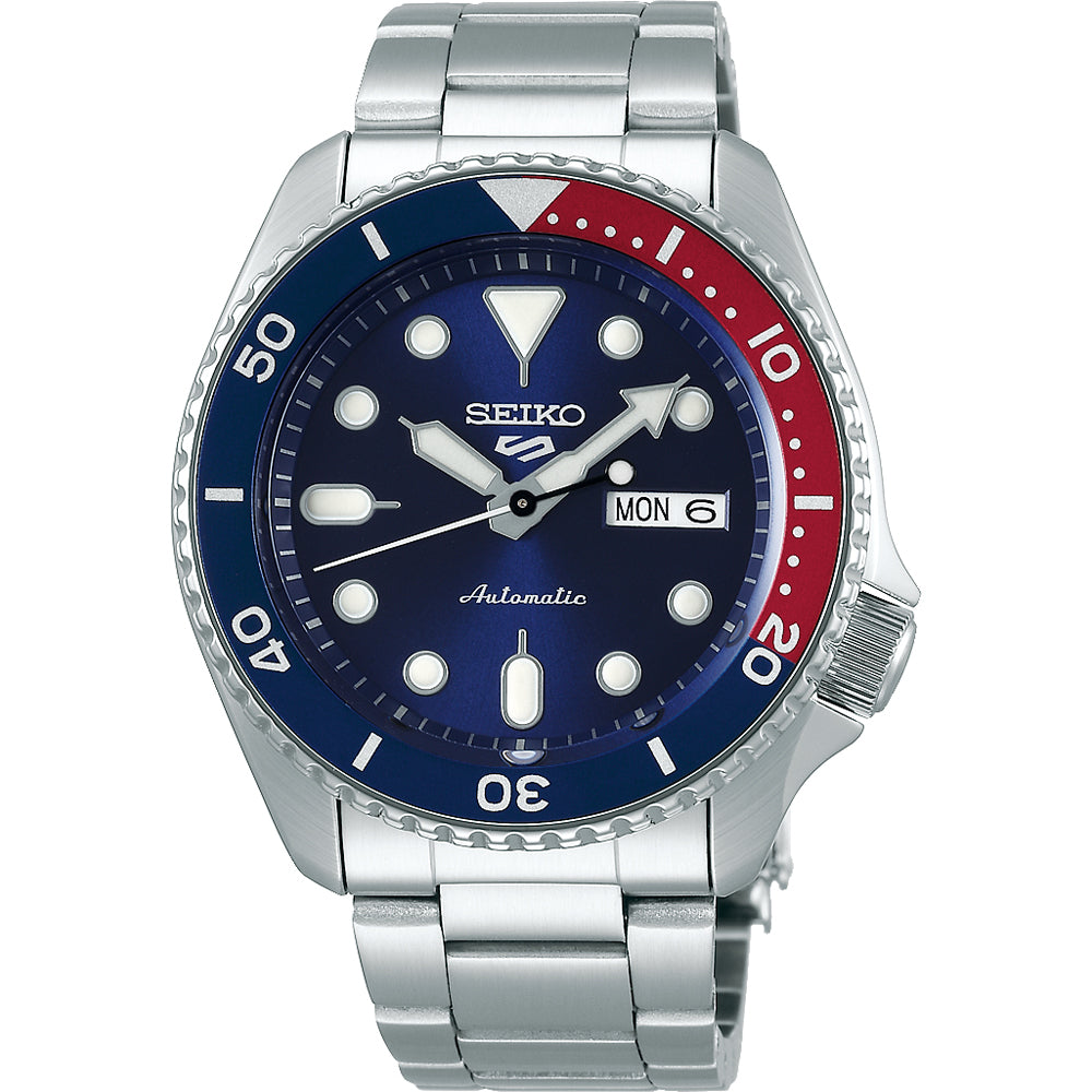Montre Seiko 5 Sports pour homme avec boîtier argenté, cadran bleu et lunette rouge et bleue.